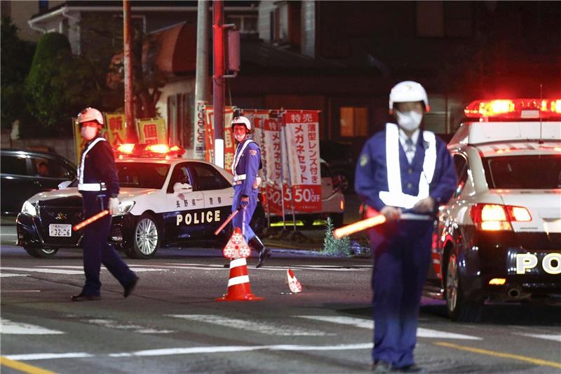 Japan: Menschen mit Gewehr und Messer attackiert - drei Tote Polizisten in Nakano in der Nähe eines Gebäudes, in dem sich der Täter Mann verschanzt hat.