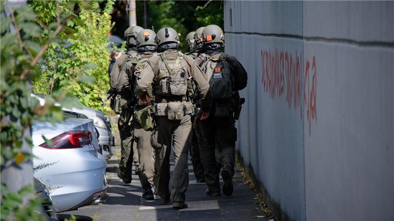 Schüler als islamistischer Messerangreifer vor Gericht Polizisten in Spezialausrüstung sind am Tattag Anfang September 2025 in Essen im Einsatz. (Archiv)