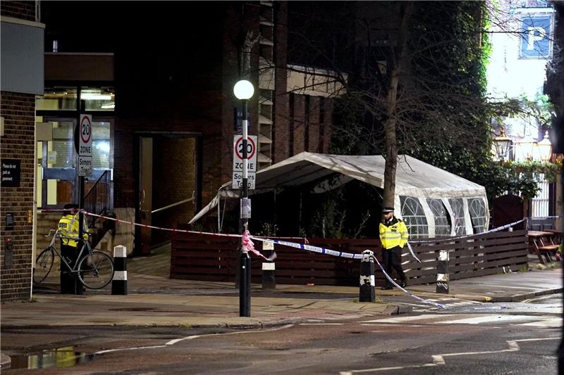 Festnahme in London nach Schüssen auf Mädchen und Frauen Polizisten in der Nähe des Tatorts.