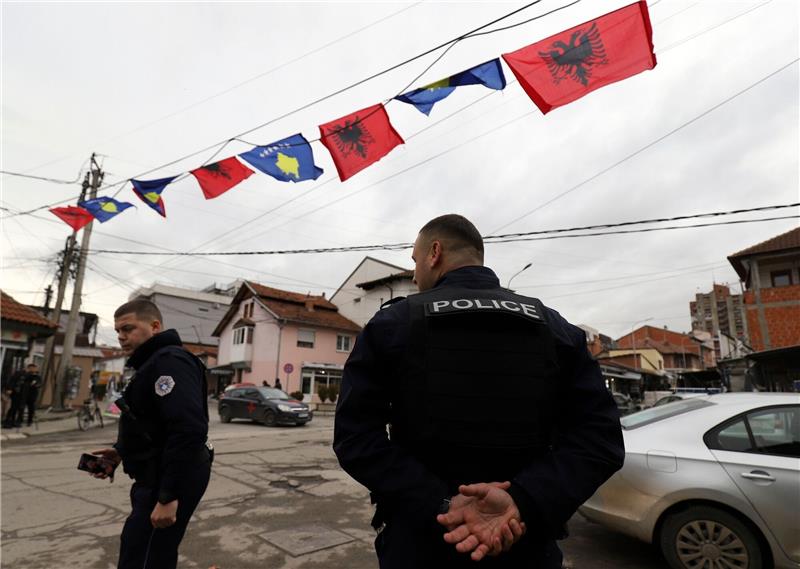 Polizisten in der ethnisch geteilten Stadt Mitrovica im Norden des Kosovo.