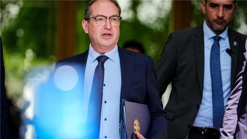 Dobrindt und Frei verteidigen Migrationspolitik Polizisten können nicht belangt werden, argumentiert Innenminister Dobrindt. (Archivbild)
