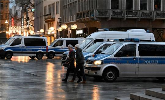 Polizisten kontrollieren am Eingang des Kölner Doms den Beginn der Frühmesse am Weihnachtstag.