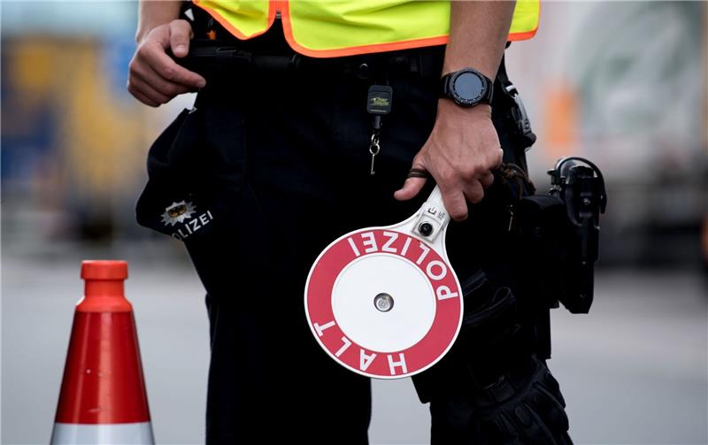 15 Jahre Grenzkontrolle mit den Niederlanden Polizisten kontrollieren an einem Grenzgebiet.