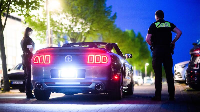 Tuningtreffen in Goslar verursacht Verkehrschaos und Polizeieinsatz Polizisten kontrollieren ein getuntes Fahrzeug.