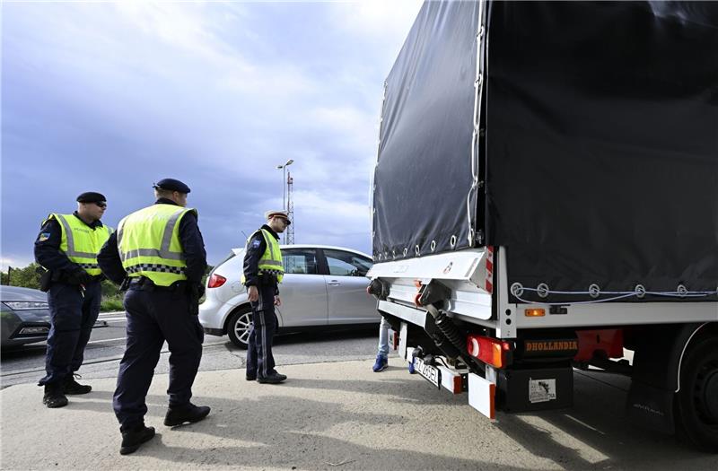 Mitteleuropa: Neue Grenzkontrollen sollen Schleuser stoppen Polizisten kontrollieren einen Lastwagen und Autofahrer am Grenzübergang Berg in Österreich.