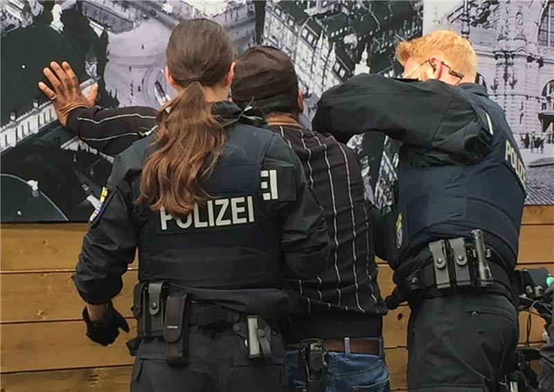 Bericht: Polizei-Daten bergen Diskriminierungsrisiko Polizisten kontrollieren einen Mann (Symbolbild). Das Institut für Menschenrechte fordert konkrete Regelungen, die vorschreiben, wann sensible Daten - etwa Hautfarbe und Sprache - erhoben, gespeichert und weiterverarbeitet werden dürfen.