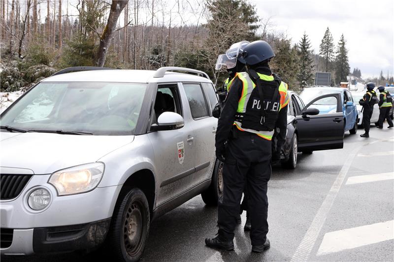 Polizisten kontrollieren in und um Braunlage Fahrzeuge. Foto: Neuendorf