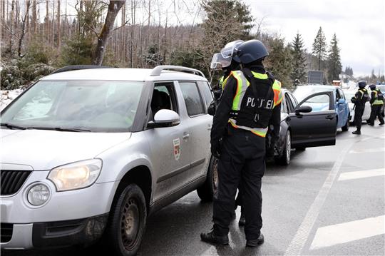 Polizisten kontrollieren in und um Braunlage Fahrzeuge. Foto: Neuendorf