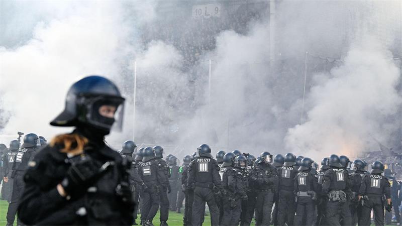 Platzsturm beim hitzigen Derby: FCK schaltet Waldhof aus Polizisten mussten während des Spiels eingreifen.