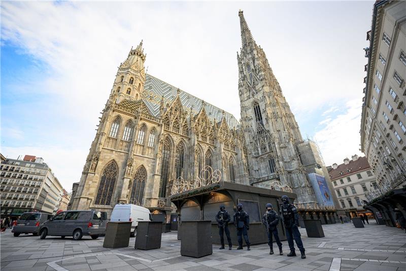 Terror-Verdacht in Wien: Drei Personen in U-Haft Polizisten nach Hinweisen auf einen möglichen Anschlagsplan einer islamistischen Gruppe vor der Domkirche St. Stephan.