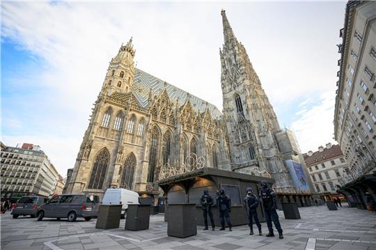 Polizisten nach Hinweisen auf einen möglichen Anschlagsplan einer islamistischen Gruppe vor der Domkirche St. Stephan.