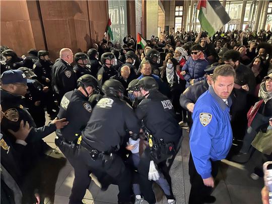 Polizisten nehmen auf dem Campus der New York University pro-palästinensische Demonstranten fest.