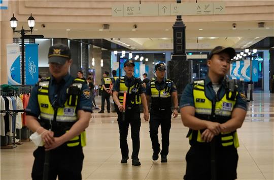 Polizisten patrouillieren am Tatort in der Nähe einer U-Bahn-Station in Seongnam.