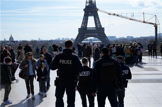 Polizisten patrouillieren auf dem Trocadero-Platz unweit des Eiffelturms.