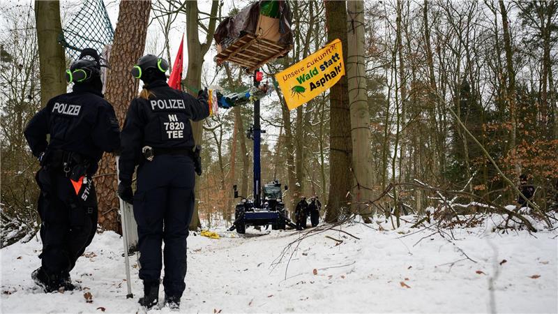 Polizisten räumen Plattformen in einem Wald bei Lüneburg, auf denen Aktivisten seit Wochen gegen den Ausbau der A39 protestieren. 