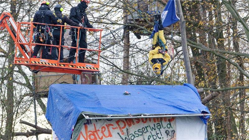 Polizisten räumen ein besetztes Waldstück im Hambacher Forst und gehen gegen die Besetzer vor. 