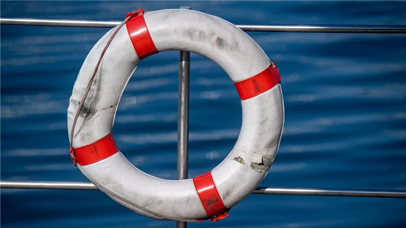 Polizisten reagierten schnell und warfen dem Hundebesitzer einen Rettungsring zu. (Symbolbild)