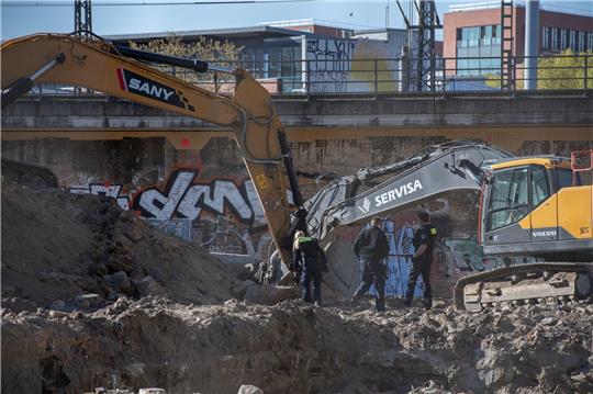 Polizisten schauen sich den Fundort einer Kriegsbombe in Berlin an.