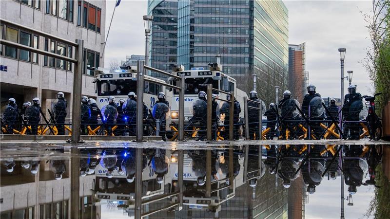 Feuer und Tränengas: Tausende Bauern bei Protest in Brüssel Polizisten schützen den in Brüssel tagenden EU-Gipfel.