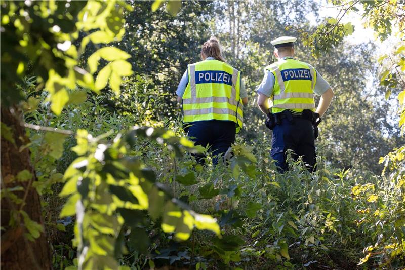 Generalbundesanwalt ermittelt zu Brandstiftungen bei Bahn Polizisten sichern am 8. September einen möglichen Tatort an einem Bahndamm im Hamburger Stadtteil Lokstedt.