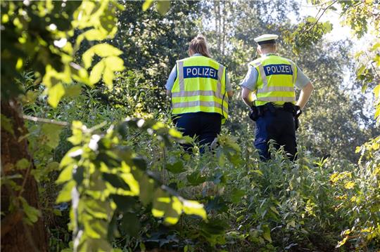 Polizisten sichern am 8. September einen möglichen Tatort an einem Bahndamm im Hamburger Stadtteil Lokstedt.