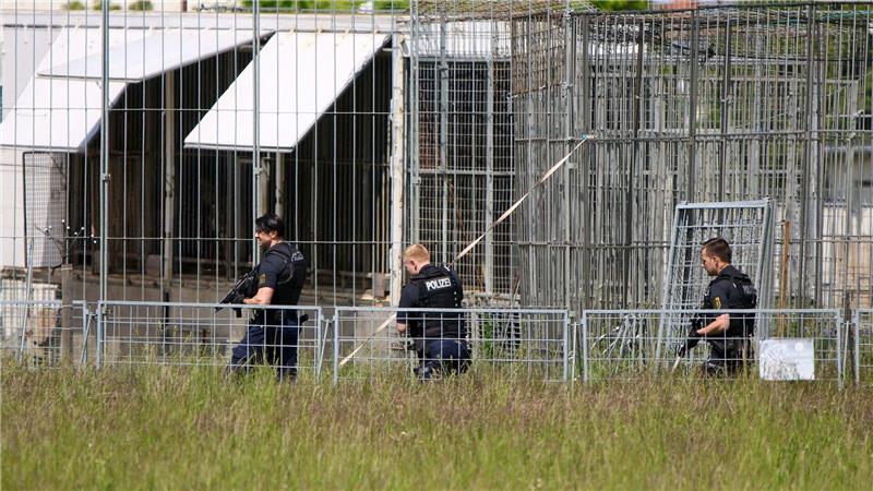Polizisten sichern das Gelände nach dem Ausbruch eines Tigers aus einer privaten Haltung.