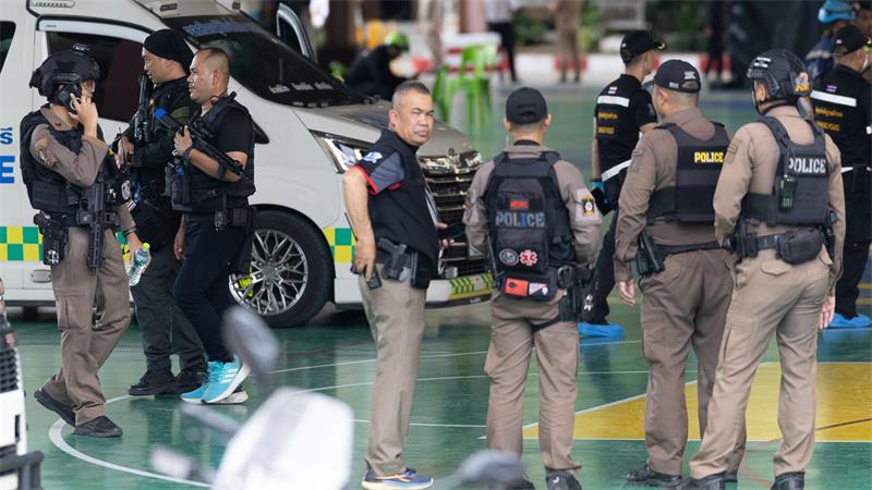 Polizisten sichern das Gelände, nachdem ein Junge an einer Schule mehrere Lehrer erschossen hat.