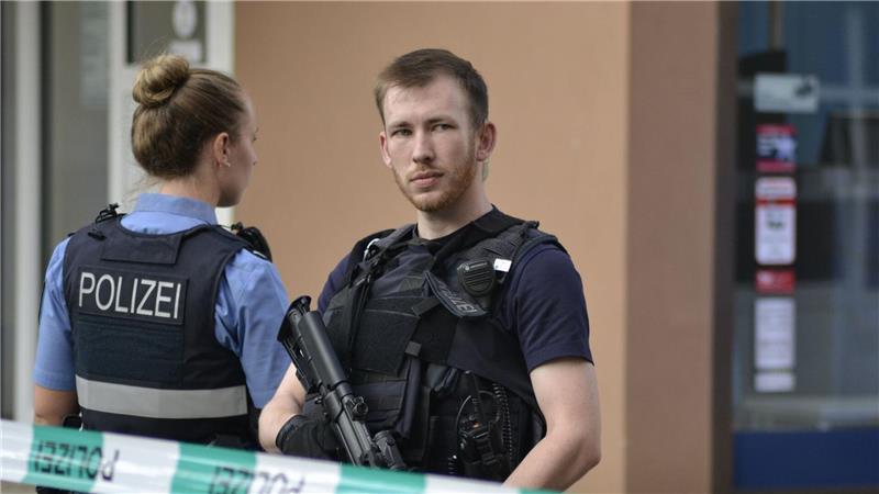 Nach Raubüberfall fallen Schüsse - Polizist stirbt Polizisten sichern den Tatort.