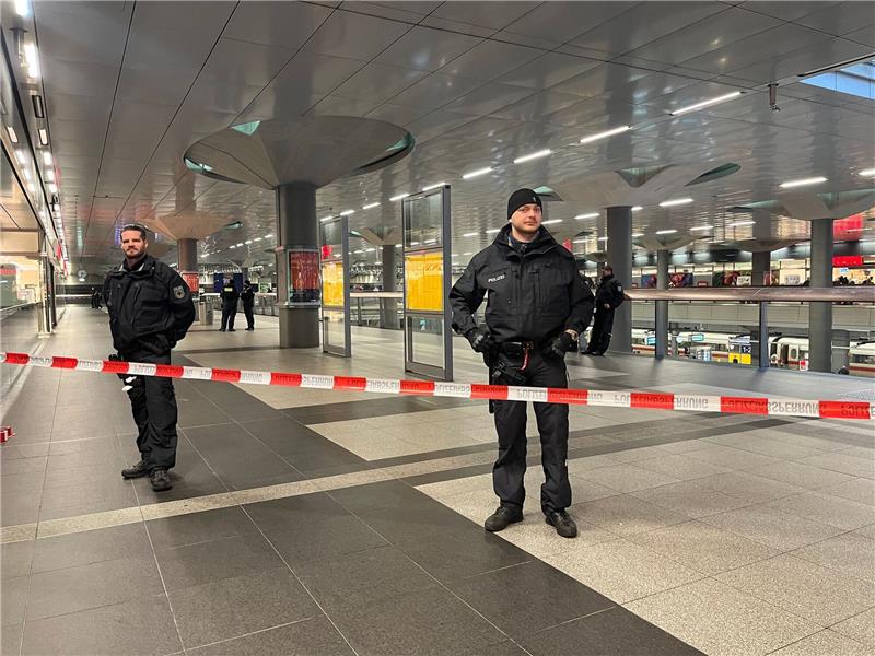 Polizisten sichern einen Teil des Berliner Hauptbahnhofs ab.