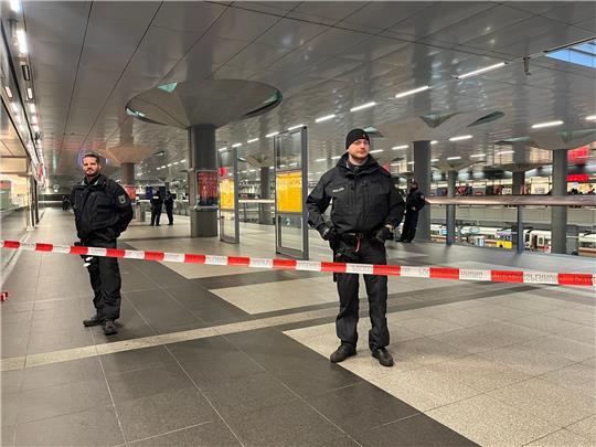 Polizisten sichern einen Teil des Berliner Hauptbahnhofs ab.