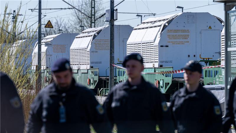 Castor-Behälter erreichen Zwischenlager - Stiller Protest Polizisten sichern einen Zug mit Castor-Behältern ab.