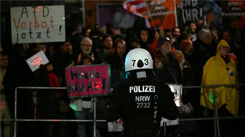 Proteste gegen Höcke-Reden in NRW - Machtkampf in der AfD Polizisten sichern in Düsseldorf eine Veranstaltung mit dem Thüringer AfD-Landesparteichef Björn Höcke.