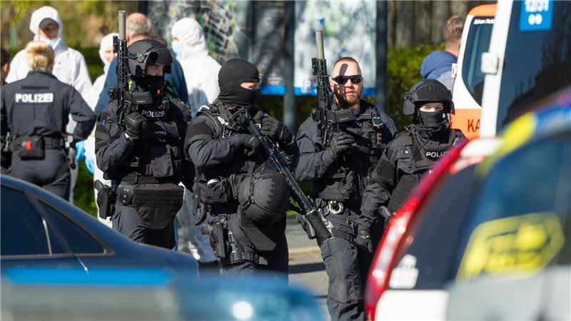 Polizisten sichern in Neustadt in Sachsen einen Tatort. Es gab zwei Tote. 