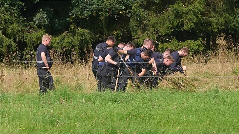 Gesuchter Dreifachmörder im Westerwald ist tot Polizisten sicherten nach dem Leichenfund Spuren.