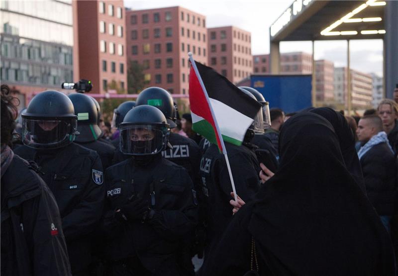 Jurist: Verbote von Pro-Palästina-Demos problematisch Polizisten sind am vergangenen Sonntag bei einer verbotenen Pro-Palästina-Demonstration am Potsdamer Platz in Berlin im Einsatz.