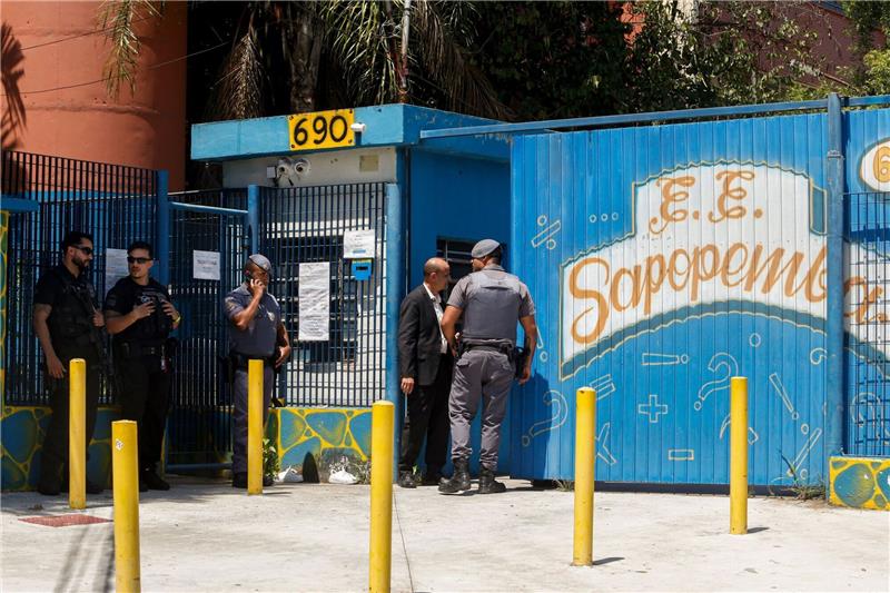 Eine Tote nach Angriff auf Schule in Brasilien Polizisten sind an der Schule im Einsatz, in der es zu einem tödlichen Angriff kam.