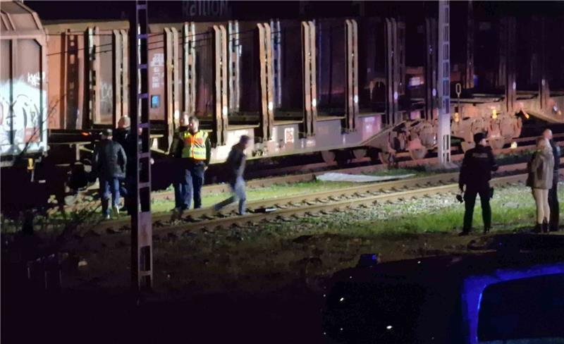 13-Jähriger nach Stromschlag an Güterbahnhof gestorben Polizisten sind auf dem Güterbahhof in Schwerte im Einsatz.