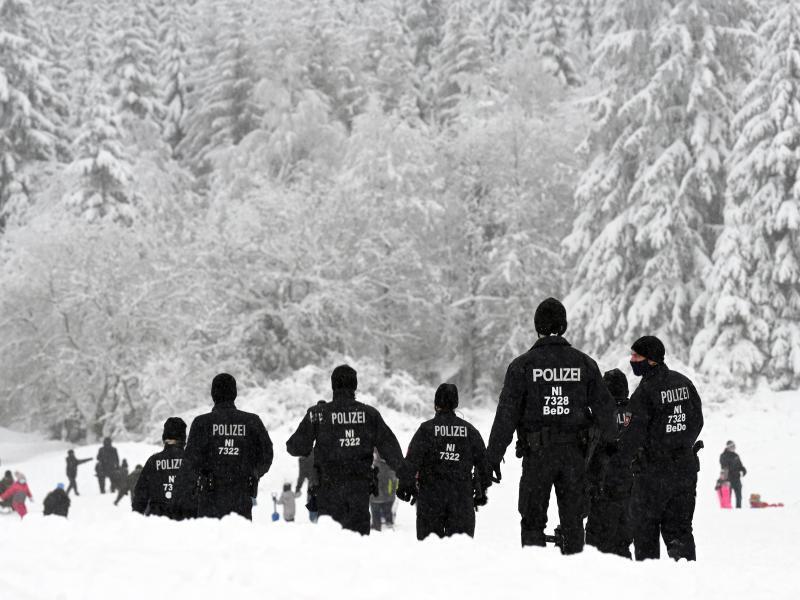 Polizisten machen auf Versammlung in Goslar ihrem Ärger Luft Polizisten sind auf einer Rodelpiste im Harz im Einsatz. Dass Winterstiefel nicht zu ihrer Ausrüstung gehören, ist ein Kritikpunkt auf der Delegiertenversammlung in Goslar. Archiv- und Symbolfoto: Swen Pförtner/dpa