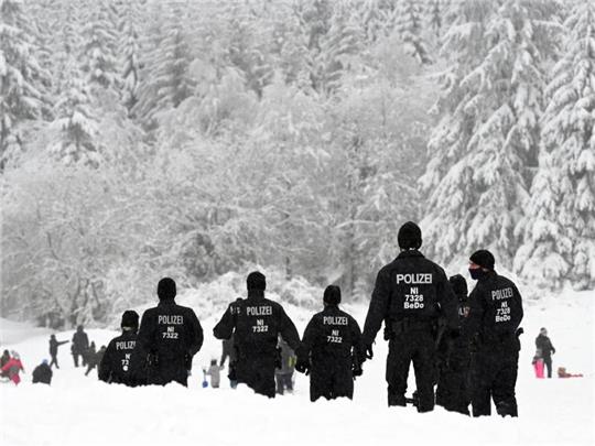 Polizisten sind auf einer Rodelpiste im Harz im Einsatz. Dass Winterstiefel nicht zu ihrer Ausrüstung gehören, ist ein Kritikpunkt auf der Delegiertenversammlung in Goslar. Archiv- und Symbolfoto: Swen Pförtner/dpa
