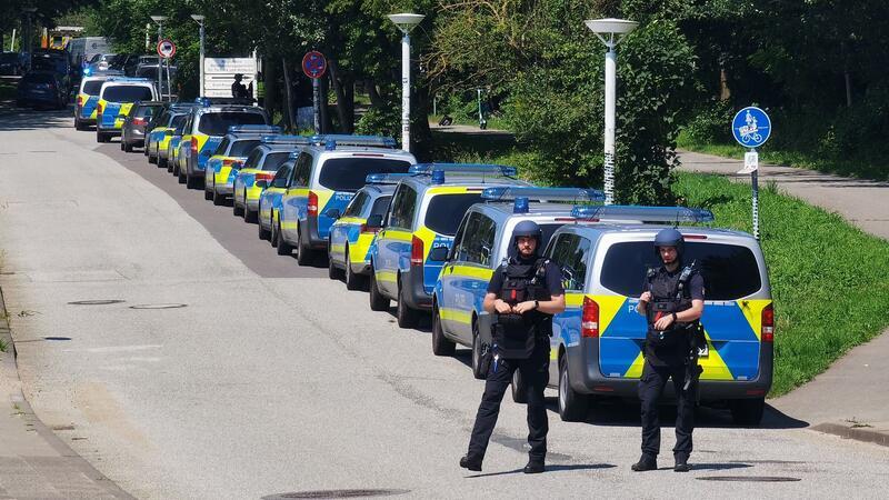 Entwarnung nach Einsatz in Lübecker Schule Polizisten sind im Einsatz bei einer Bedrohungslage an einem Schulzentrum in Lübeck.