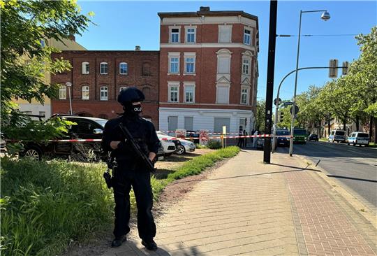 Polizisten sind im Süden von Madgeburg im Einsatz.
