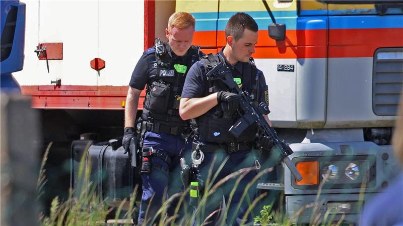 Polizisten sind in Schkeuditz bei Leipzig im Einsatz. Die Polizei hat dort einen entlaufenen Tiger erschossen.