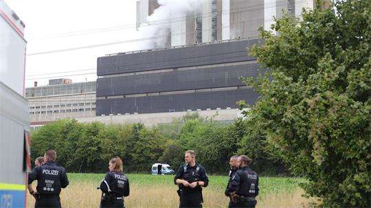 Polizisten sind in der Nähe des Kraftwerks Weisweiler im Einsatz.