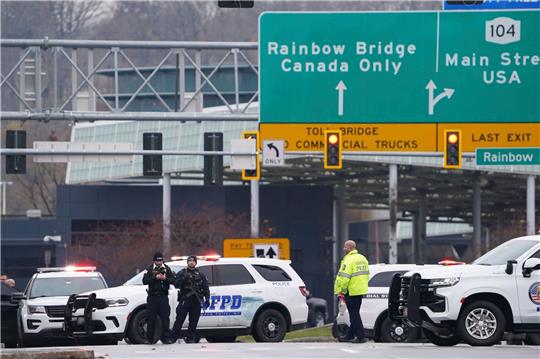 Polizisten sperren den Eingang zur Rainbow Bridge im Bundesstaat New York.