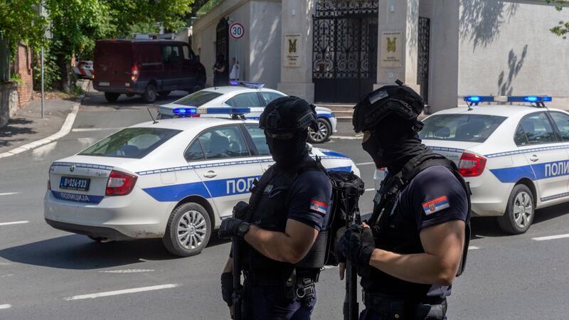 Anschlag auf israelische Botschaft in Belgrad Polizisten sperren in Belgrad den Verkehr an einer Kreuzung in der Nähe der israelischen Botschaft.
