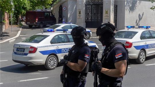 Polizisten sperren in Belgrad den Verkehr an einer Kreuzung in der Nähe der israelischen Botschaft.