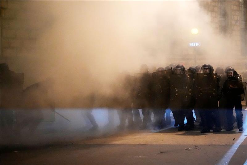 Polizisten stehen Demonstranten während eines Handgemenges auf dem Platz der Republik in Paris gegenüber.