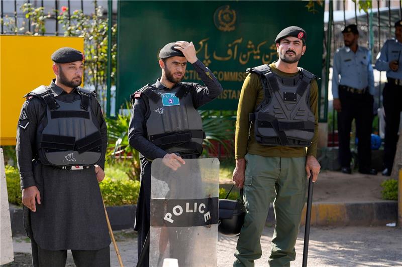 Polizisten stehen Wache am Haupteingang des Hauptsitzes der Wahlkommission in Islamabad.