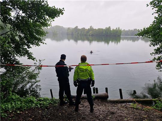 Polizisten stehen am Dienstagvormittag am Ufer des Ellernbruchsees. Foto: Polizei Salzgitter