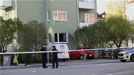 Polizisten stehen am Einsatzort.